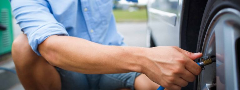Entretenir sa voiture soi même et vérifier la pression des pneus ...